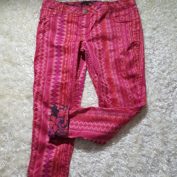 Flip Side Reversible Jeans Fuscia Floral/Aztec Skinny Jeans Size 13 (33x30) - Picture 13 of 15